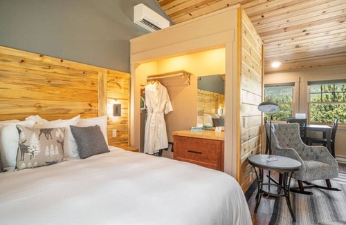 Estes Park Bed & Breakfast | AC, K Bed, Fireplace, Shared Hot Tub, Kitchenette