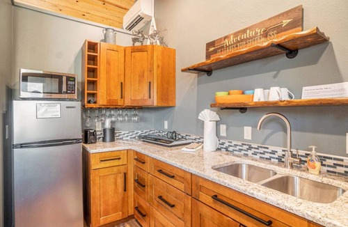 Estes Park Bed & Breakfast | AC, K Bed, Fireplace, Shared Hot Tub, Kitchenette
