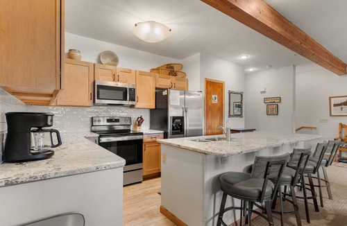 Four O'Clock House | Across From Ski Lift, Hiking. Walk to Town.