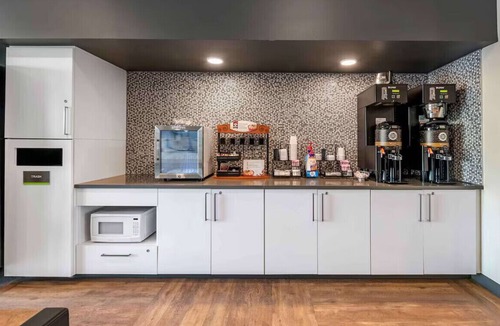 Southeast Colorado Springs Hotel | Adventure-Ready Queen Suite Free Breakfast & Gym
