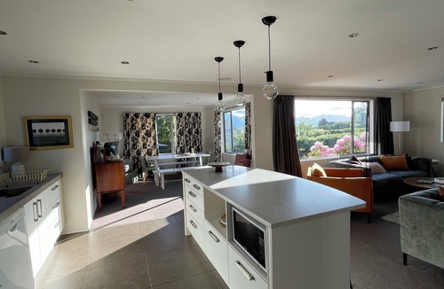 Kelvin Heights House | Affordable Cosy Queenstown Home, Sleeps 8, Ski Escape.