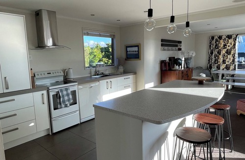 Kelvin Heights House | Affordable Cosy Queenstown Home, Sleeps 8, Ski Escape.