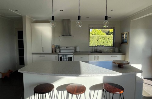 Kelvin Heights House | Affordable Cosy Queenstown Home, Sleeps 8, Ski Escape.