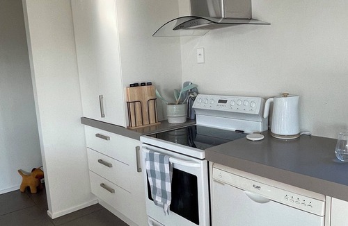 Kelvin Heights House | Affordable Cosy Queenstown Home, Sleeps 8, Ski Escape.
