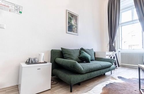 Mariahilf Apartment | Affordable Room w/Cityview Mariahilferstr B