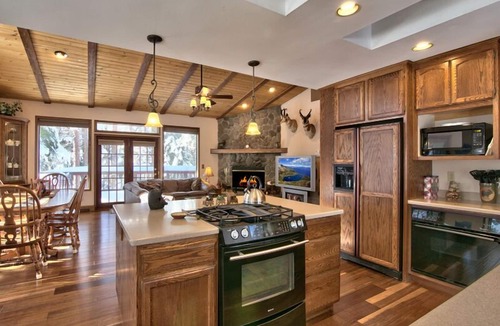Lower Kingsbury House | Air-condition, Close to Casinos, Hot Tub, Pool Table and Foosball Table