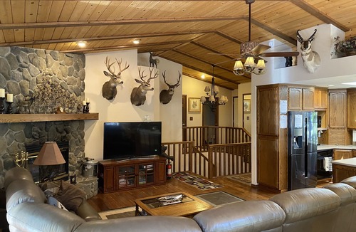 Lower Kingsbury House | Air-condition, Close to Casinos, Hot Tub, Pool Table and Foosball Table