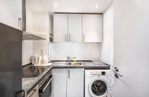 Ludwigsvorstadt-Kliniken Apartment | Aldars Urban Suite No.10 with Balcony, Wi-Fi, and Air Conditioning