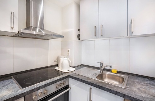 Ludwigsvorstadt-Kliniken Apartment | Aldars Urban Suite No.10 with Balcony, Wi-Fi, and Air Conditioning
