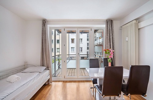 Ludwigsvorstadt-Kliniken Apartment | Aldars Urban Suite No.10 with Balcony, Wi-Fi, and Air Conditioning