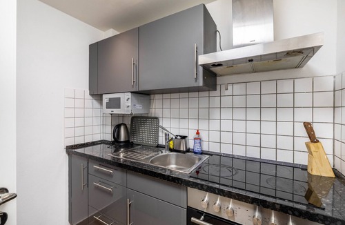 Ludwigsvorstadt-Kliniken Apartment | Aldars Urban Suite No.6 with Balcony, Wi-Fi, and Air Conditioning