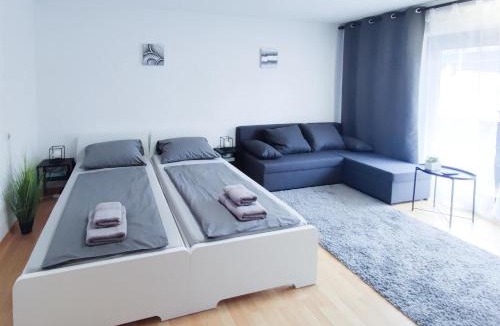 Neue Vorstadt Apartment | ALFA Apartment Stuttgart Mitte 2 Zimmer City-Lage Berliner Platz Balkon Netflix Küche WM l 2BR 5 Beds 6 People l Fully equipped Kitchen & Bathroom