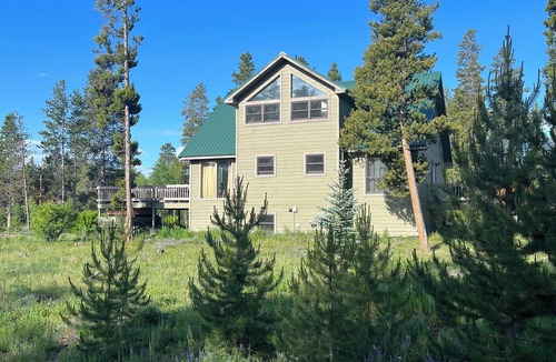 Grand County House | All season house; close to Winter Park and Granby Ranch skiing; hot tub