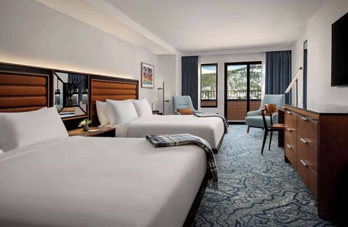 Peak 9 Hotel | Alpenrock Stay Near Main Street | Onsite Hot tub, Shuttle, Bar & Restaurant