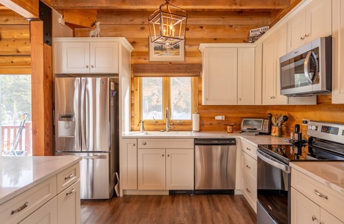 Saint Mary's Cabin | Alpine Lake Haus - A Peaceful Lakefront Cabin with Amazing Views! 🏔