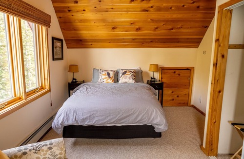 Saint Mary's Cabin | Alpine Lake Haus - A Peaceful Lakefront Cabin with Amazing Views! 🏔
