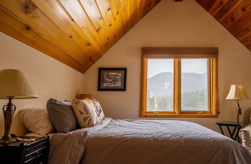 Saint Mary's Cabin | Alpine Lake Haus - A Peaceful Lakefront Cabin with Amazing Views! 🏔