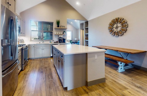 Grand Elk Ranch House | Amazing stay with mountain & golf views, hot tub & chef's kitchen - dog-friendly