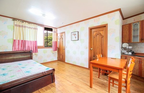 Kkotchi Hotel | Anmyeondo Rosemary Pension