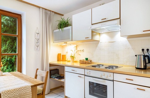 Vilshofen Apartment | Apartment 'Schatzlmayr' with Terrace and Wi-Fi