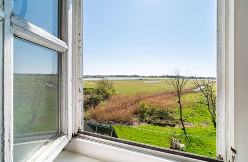 Pellworm Apartment | Apartment 'Fewo Weitblick' with Lake View, Shared Garden and Wi-Fi