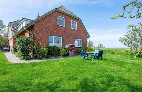 Hallig Langeneß Apartment | Apartment 'Flut' with Shared Garden and Wi-Fi