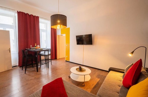 Margareten Apartment | Apartment for 4 with Kitchen near Naschmarkt & U4 Metro