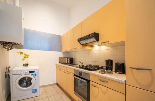 Margareten Apartment | Apartment for 4 with Kitchen near Naschmarkt & U4 Metro