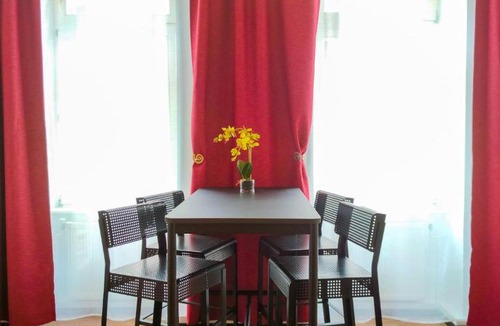 Margareten Apartment | Apartment for 4 with Kitchen near Naschmarkt & U4 Metro
