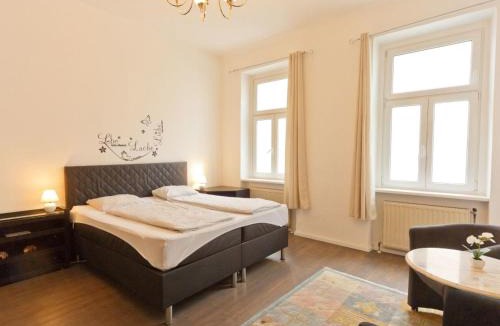 Funfhaus Apartment | Apartment Große Ferienwohnung in Fünfhaus mit Garten by Interhome
