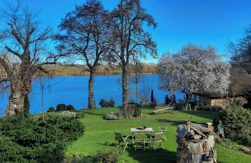 Grebin Apartment | Apartment in a thatched cottage with private lake