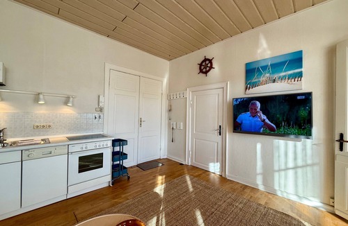 Alt-Travemunde/Ronnau Apartment | Apartment 'Traveperle 1' with Private Terrace and Wi-Fi