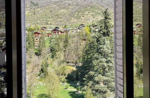 Brides-les-Bains Apartment | Apartment with two small bedrooms and a separate kitchen near the spa