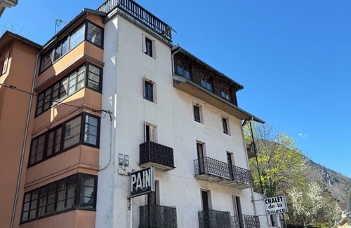 Brides-les-Bains Apartment | Apartment with two small bedrooms and a separate kitchen near the spa