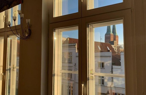 Lubeck City Centre Apartment | Appartement Domblick - apartment/apartment, shower, WC, living room/bedroom