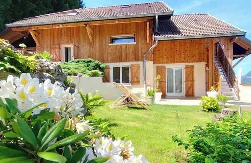 Sevrier Apartment | Appartement with a terrace and lake view