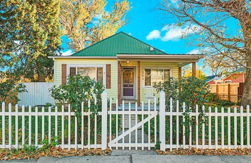 Palisade House | Après Vin-Dog Friendly Bungalow in Wine Country, Festivals & Fruit Stands!