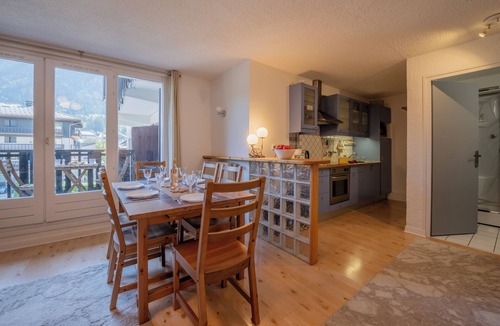 Chamonix City Centre Apartment | Apt Lyret1 Central Chamonix 4-Min Walk to Aiguille du Midi, Chamonix, France