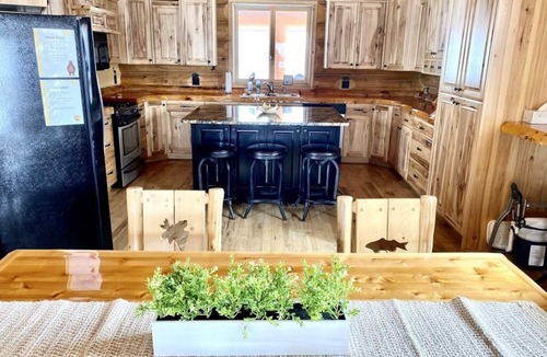 Ashton House | Ashton Bear-a-dise. Spacious retreat close to fishing, hiking, National Parks