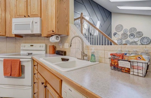 Northwest Colorado Springs House | Aspen Glen! Dog Friendly w/Nintendo & Firepit!