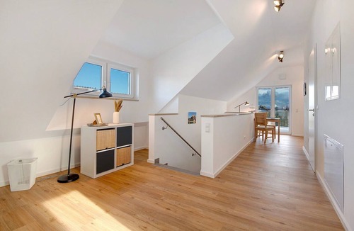 Tegernheim Apartment | Attic Studio on the Danube Cycle Path with Mountain View, Balcony, and Wi-Fi