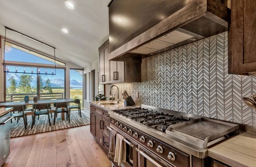 Al Tahoe Hotel | Aurora Luxury Lake Tahoe View Estate walk to the beach