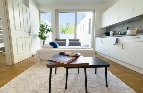 Heiligenstadt Apartment | Avío, Modern 1 Bedroom Apartment, TV