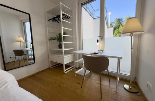 Heiligenstadt Apartment | Avío, Modern 1 Bedroom Apartment, TV
