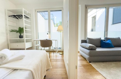 Heiligenstadt Apartment | Avío, Modern 1 Bedroom Apartment, TV