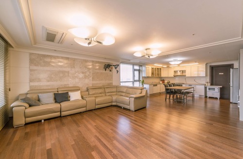 Busanjin Apartment | Available for up to 30 people 4-bedroom apartment in enchanting Busan with WiFi