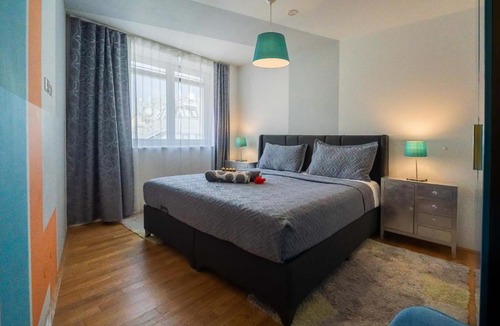 Margareten Apartment | Balcony Apartment for 4 near Naschmarkt & Kettenbrückengasse U4 Metro
