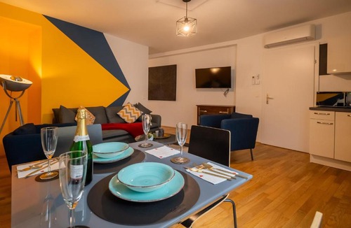 Margareten Apartment | Balcony Apartment for 4 near Naschmarkt & Kettenbrückengasse U4 Metro