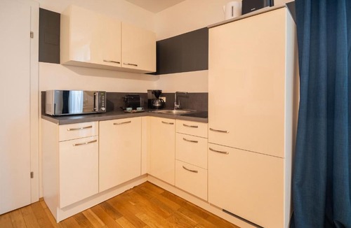 Margareten Apartment | Balcony Apartment for 4 near Naschmarkt & Kettenbrückengasse U4 Metro
