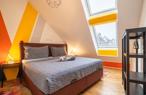 Margareten Apartment | Balcony Apartment for 4 near Naschmarkt & U4 Metro